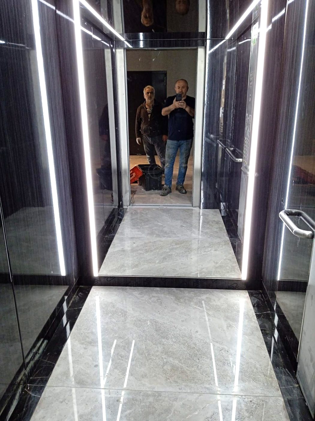 Mermer ve LED aydınlatmalı kabin