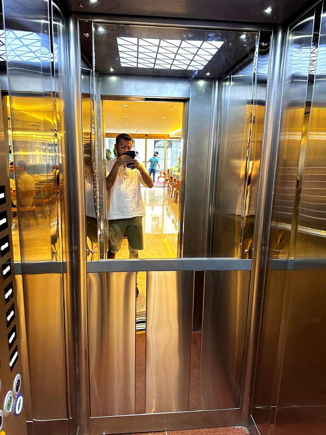 Aynalı otel kabini