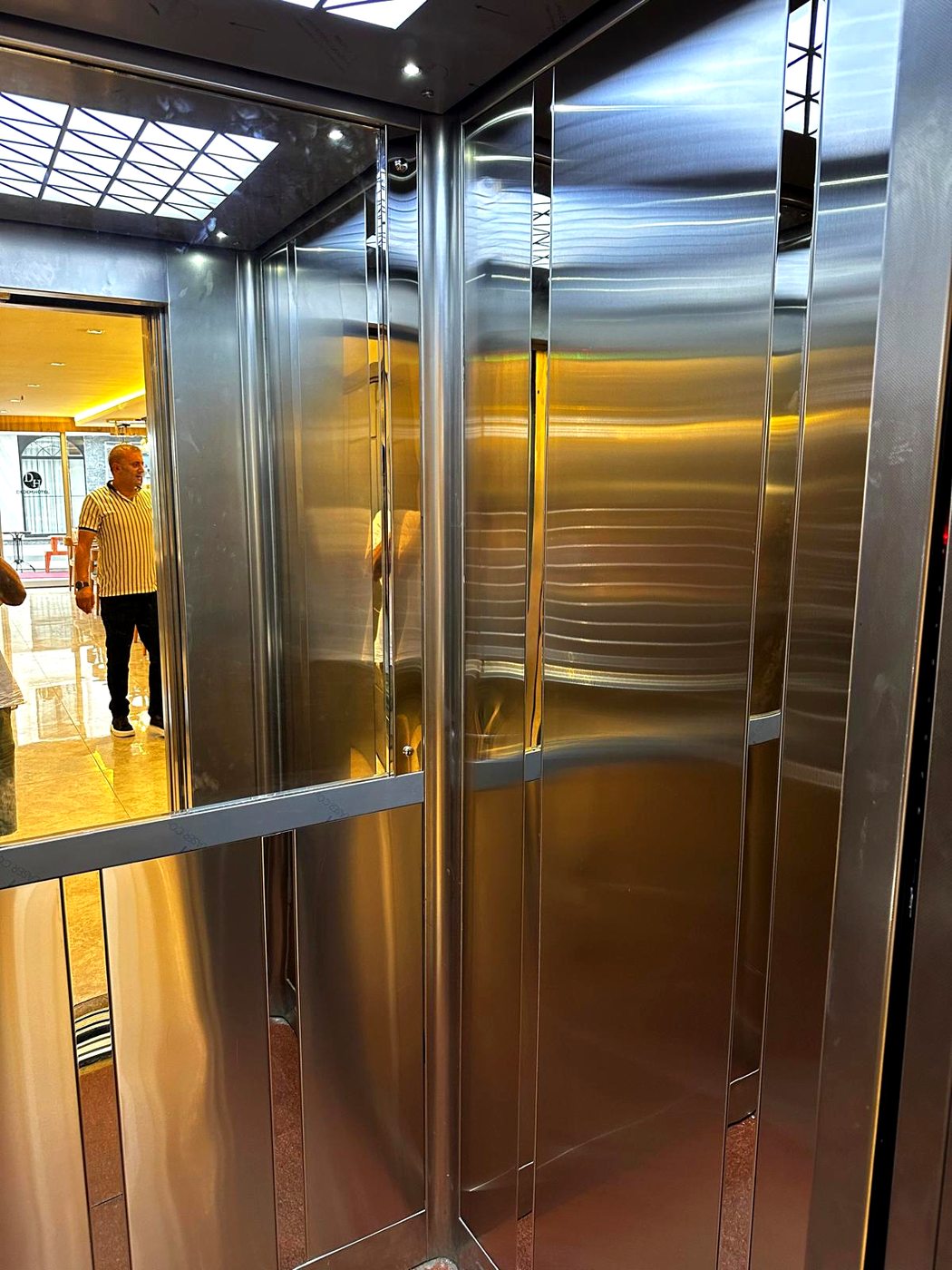 Otel kabini — paslanmaz çelik ve cam kapı